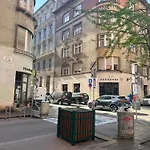 New Luxury Loft In Centre, Next To Synagogue, Near Deak Square, Quiet Courtyard, Air Conditioning, Fast Wifi, Hotel-level Comfort