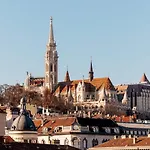 New Luxury Loft In Centre, Next To Synagogue, Near Deak Square, Quiet Courtyard, Air Conditioning, Fast Wifi, Hotel-level Comfort *