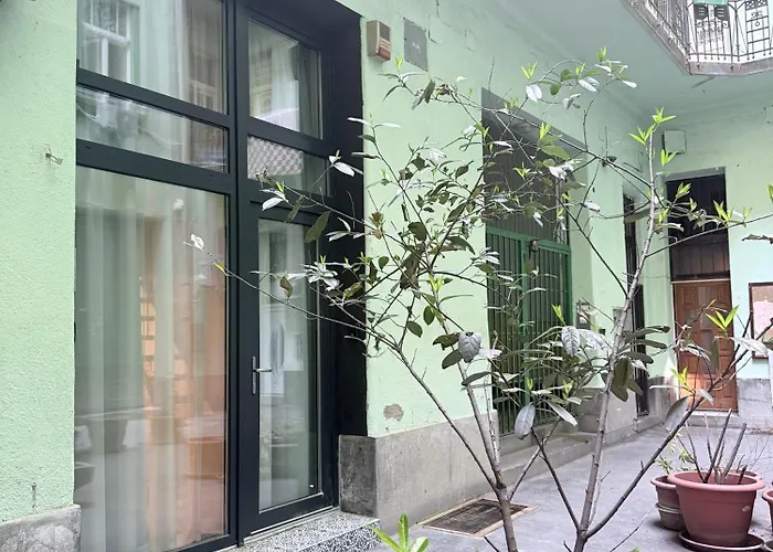 Designer Luxury & Next To The Synagogue *