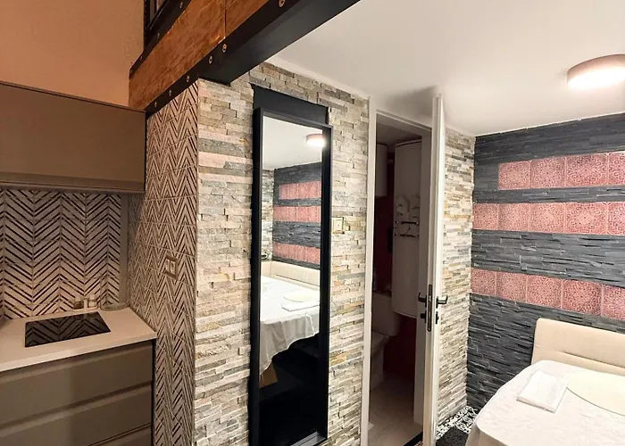 Designer Luxury & Next To The Synagogue Daire *